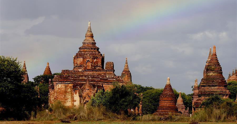 Vista de las pagodas en la antigua ciudad de Bagan