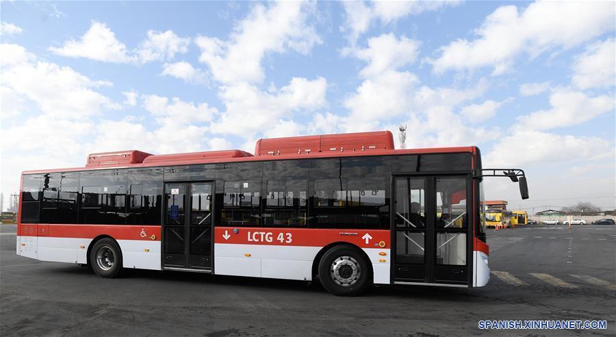 ENTREVISTA: Buses eléctricos chinos dan "radical" cambio a transporte público chileno