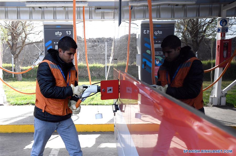 ENTREVISTA: Buses eléctricos chinos dan "radical" cambio a transporte público chileno