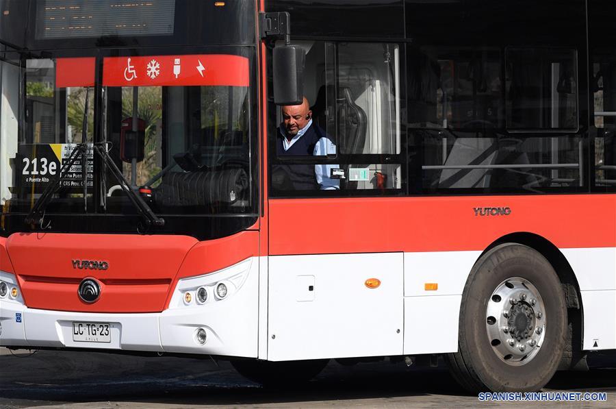 ENTREVISTA: Buses eléctricos chinos dan "radical" cambio a transporte público chileno