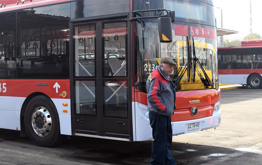 ENTREVISTA: Buses eléctricos chinos dan "radical" cambio a transporte público chileno