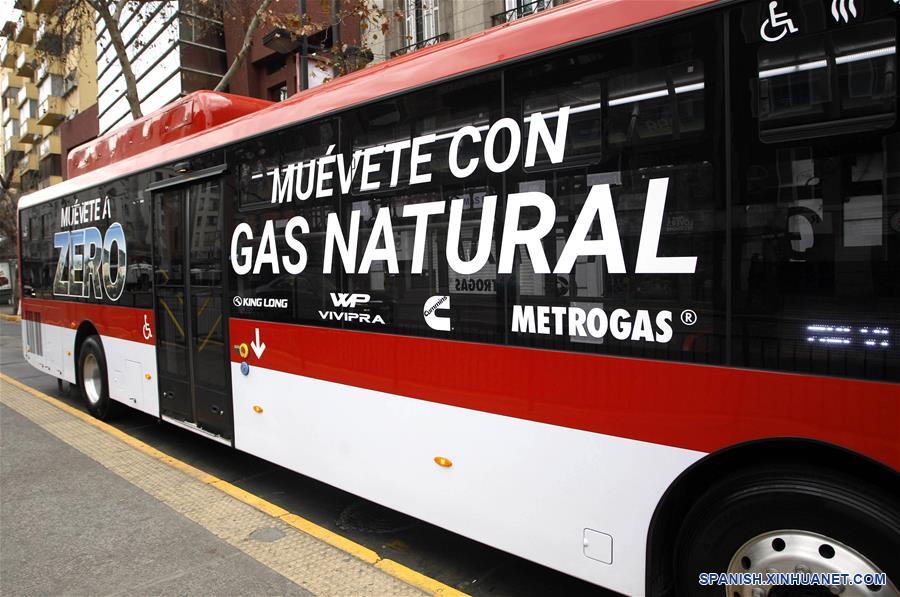 Chile presenta primer autobús a gas natural de origen chino para sistema público de transporte