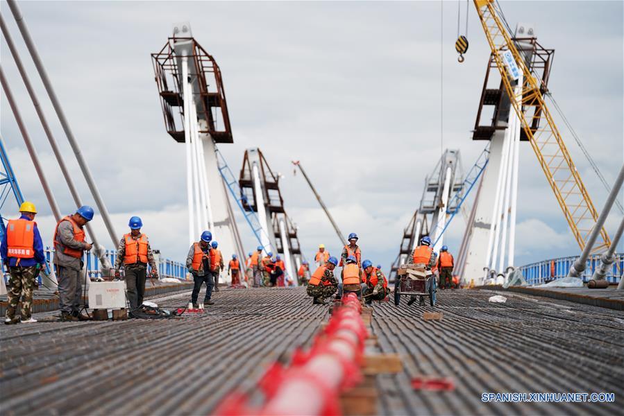 Puente de carretera conecta a China y Rusia a través del río Heilongjiang