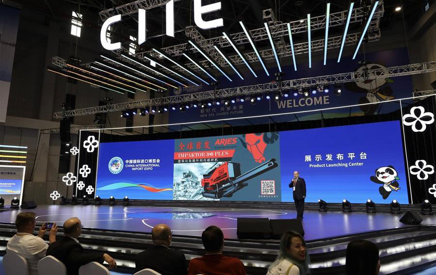 Nuevas tecnologías y productos hacen debut durante la CIIE en Shanghai