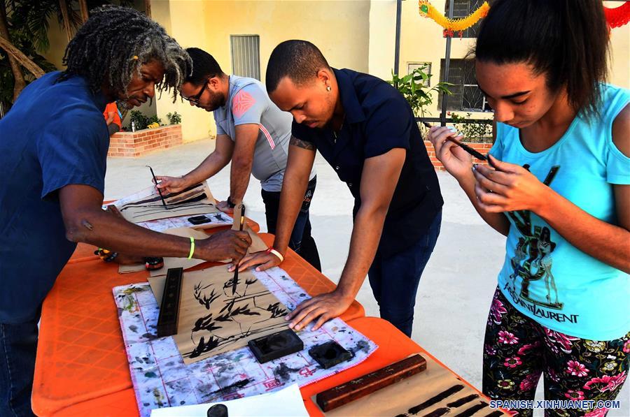 ESPECIAL: Pintor cubano guarda con celo las tradiciones chinas