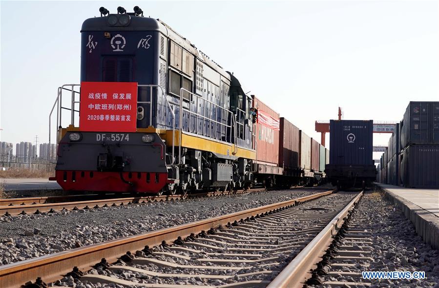 El tren de carga China-Europa está listo para partir de la Estación Zhengzhou, provincia de Henan, en el centro de China, el 16 de febrero de 2020.