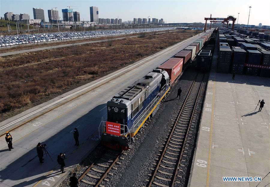 Vista aérea del 16 de febrero de 2020 del tren de carga China-Europa esperando para salir de la Estación Zhengzhou, provincia de Henan, en el centro de China.