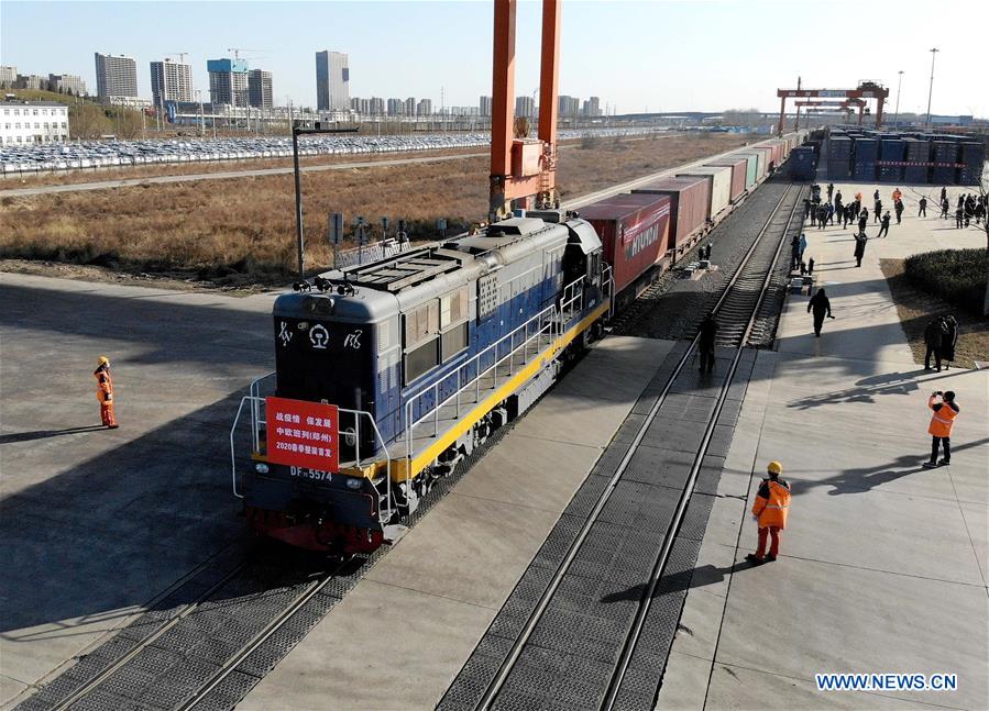 Vista aérea del 16 de febrero de 2020 del tren de carga China-Europa saliendo de la Estación Zhengzhou, provincia de Henan, en el centro de China.