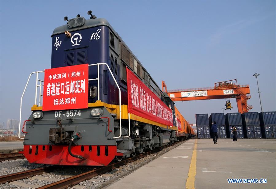 Tren de carga China-Europa proveniente de Hamburgo llega a la Estación de Zhengzhou