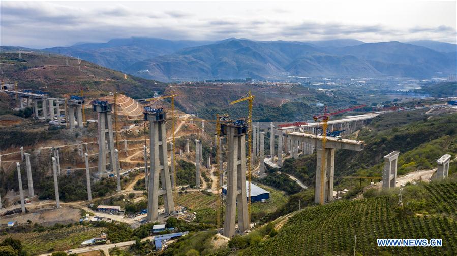 Construcción del gran puente del río Nanxi a lo largo del ferrocarril China-Laos