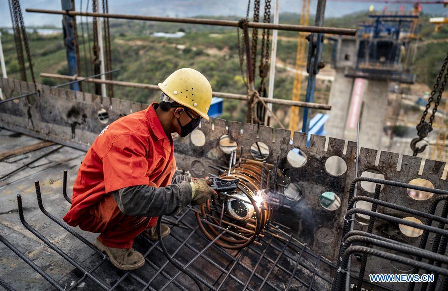 Construcción del gran puente del río Nanxi a lo largo del ferrocarril China-Laos