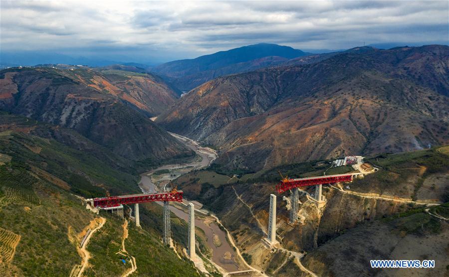 Construcción del gran puente del río Nanxi a lo largo del ferrocarril China-Laos