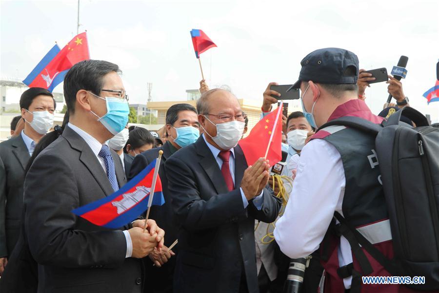 ESPECIAL: Expertos médicos chinos llegan a Camboya para ayudar a luchar contra COVID-19
