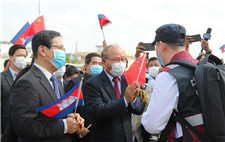 ESPECIAL: Expertos médicos chinos llegan a Camboya para ayudar a luchar contra COVID-19