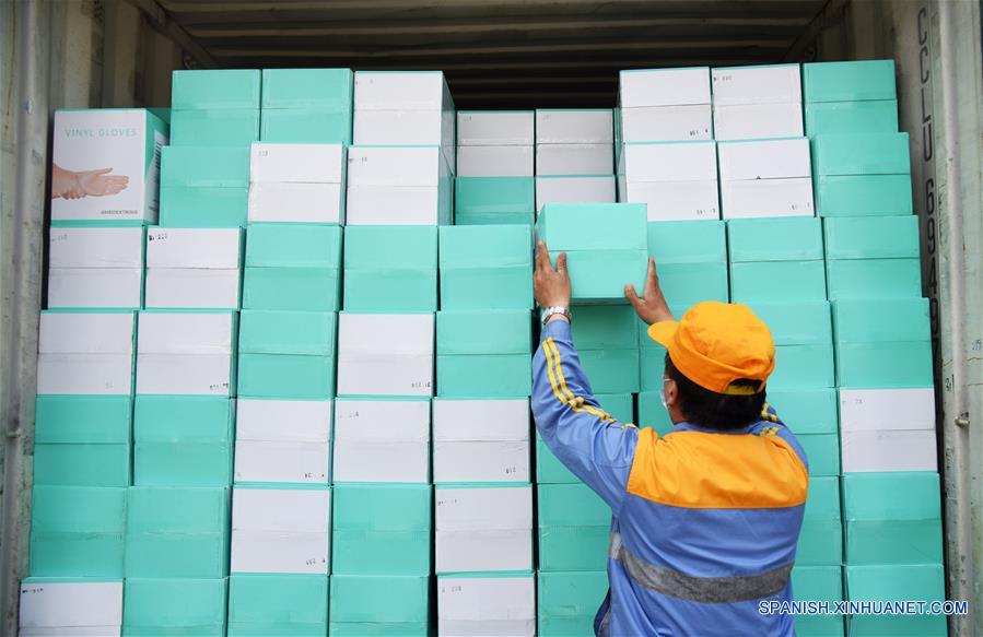 Shandong: Tren China-Europa cargado con guantes protectores en la Estación de Ferrocarril Jinan Sur