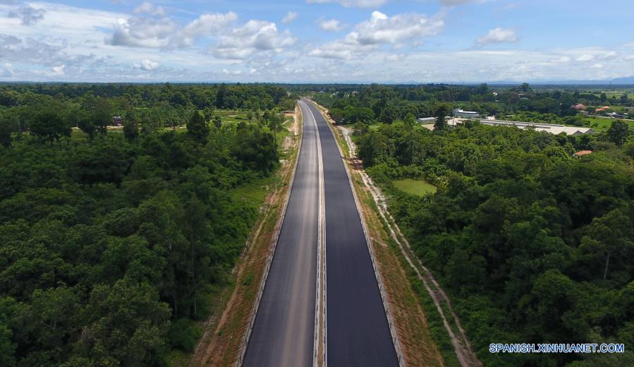 Vista aérea de la sección Vientián-Vangvieng de la autopista China-Laos en construcción