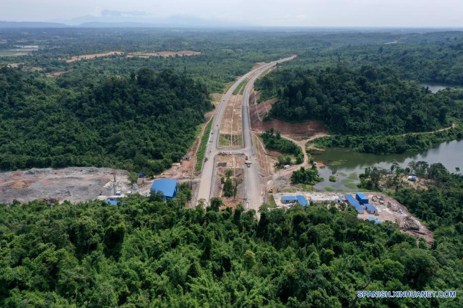 Vista aérea de la sección Vientián-Vangvieng de la autopista China-Laos en construcción