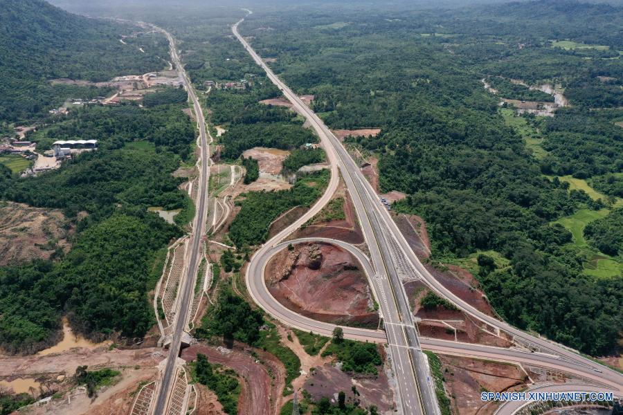 Vista aérea de la sección Vientián-Vangvieng de la autopista China-Laos en construcción