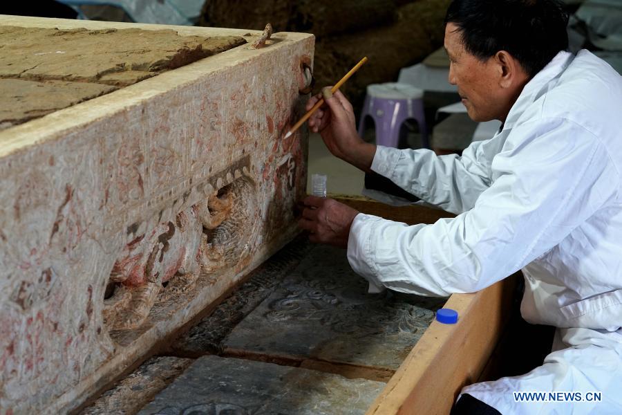 Tumba de 1.400 años con camas de mármol revelan intercambios religiosos a lo largo de la Ruta de la Seda