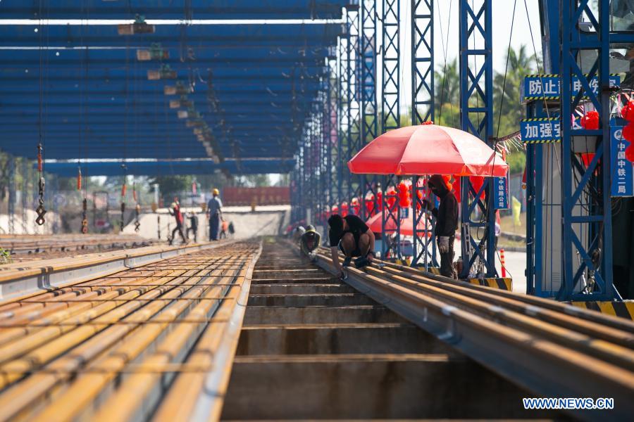 Proyecto del ferrocarril China-Laos está agendado para completarse y operar en diciembre