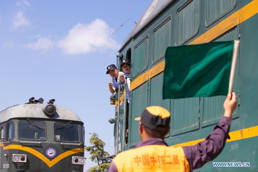 Proyecto del ferrocarril China-Laos está agendado para completarse y operar en diciembre