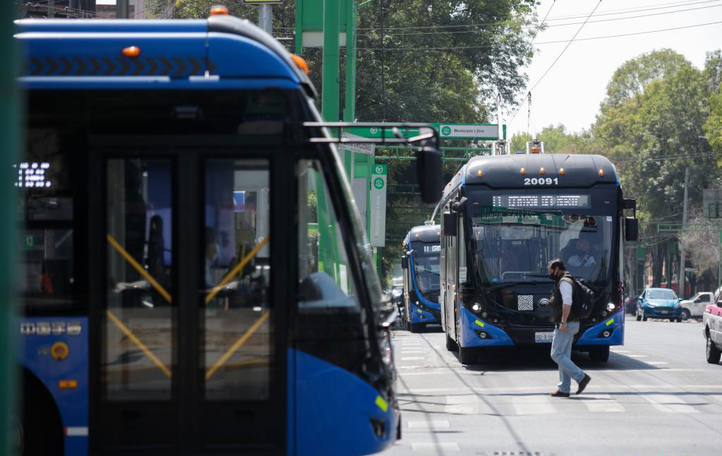 ESPECIAL: Trolebús chino renueva el transporte eléctrico en la capital de México