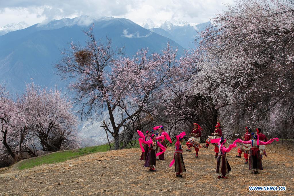 Gobierno local aprovecha recursos naturales para desarrollar turismo rural en distrito de Derong, Sichuan