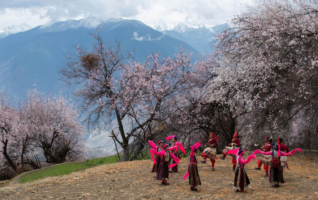 Gobierno local aprovecha recursos naturales para desarrollar turismo rural en distrito de Derong, Sichuan