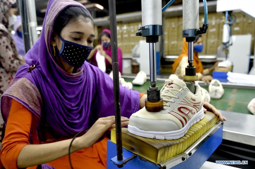 Fábrica de calzado de inversión china proporciona trabajo a aldeanos de Bangladesh