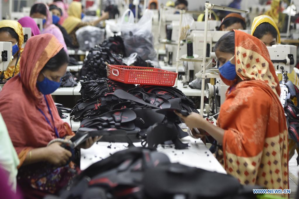 Fábrica de calzado de inversión china proporciona trabajo a aldeanos de Bangladesh