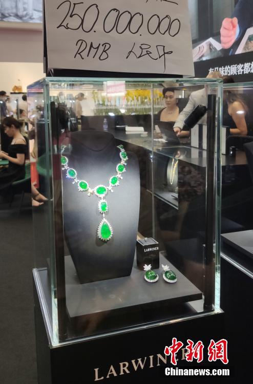 Las únicas joyerías de diamantes con esmeraldas del mundo exhiben sus joyas en la Exposición Internacional de Productos de Consumo de China