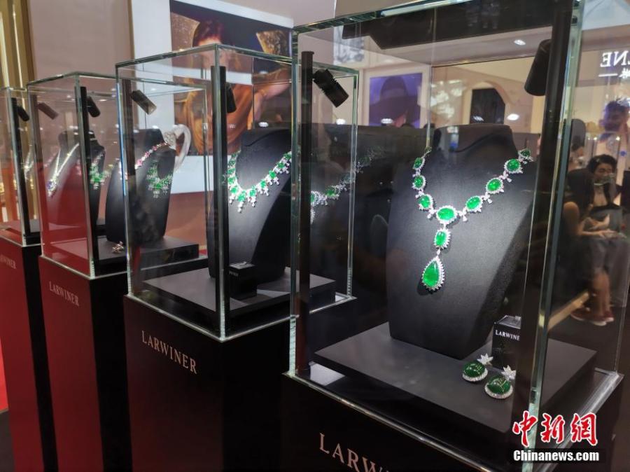 Las únicas joyerías de diamantes con esmeraldas del mundo exhiben sus joyas en la Exposición Internacional de Productos de Consumo de China