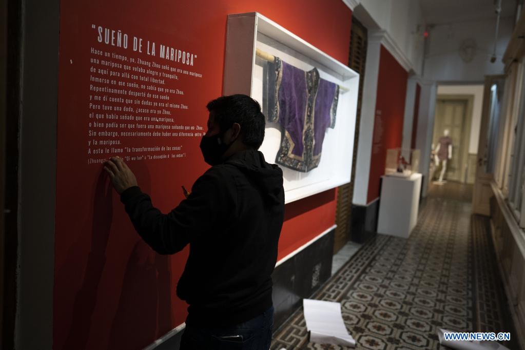 ESPECIAL: Museo de Buenos Aires acoge colorida muestra de trajes típicos de minorías étnicas de China