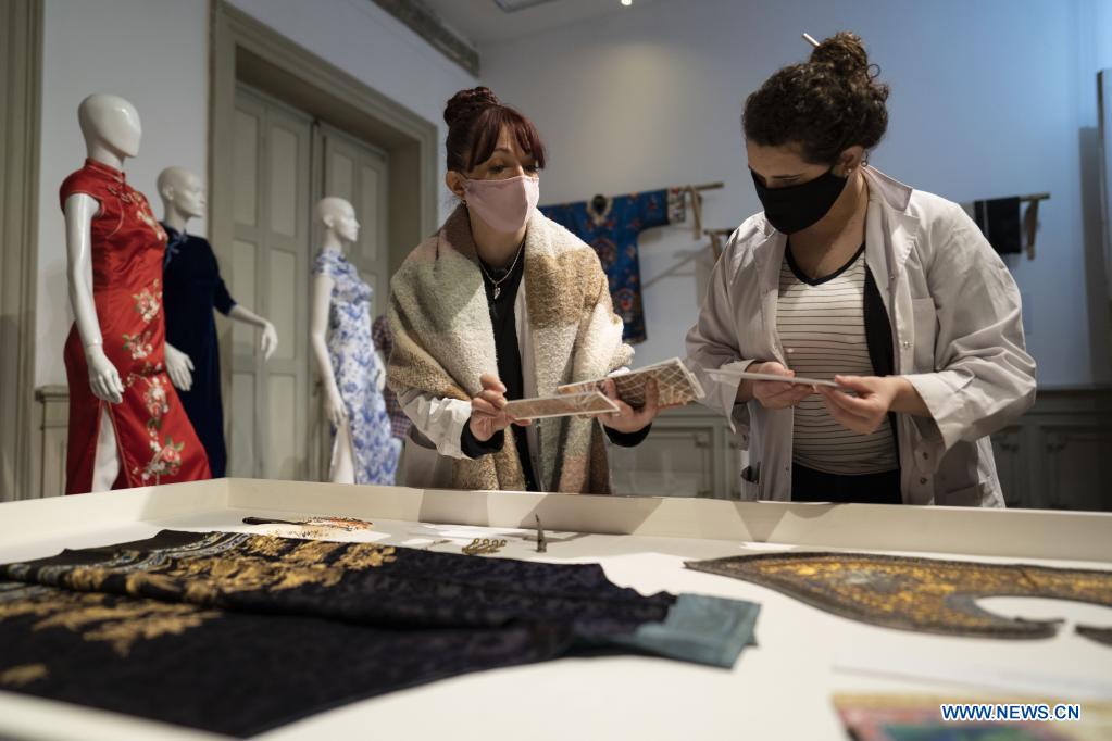 ESPECIAL: Museo de Buenos Aires acoge colorida muestra de trajes típicos de minorías étnicas de China