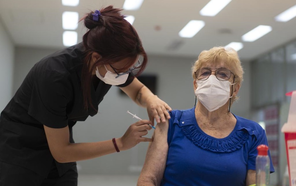 ESPECIAL: Argentina refuerza vacunación contra COVID-19 ante aumento de casos y propagación de variante ómicron