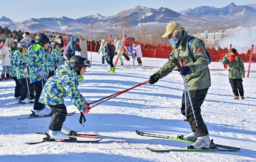 Personas disfrutan de deporte de invierno al aire libre en China