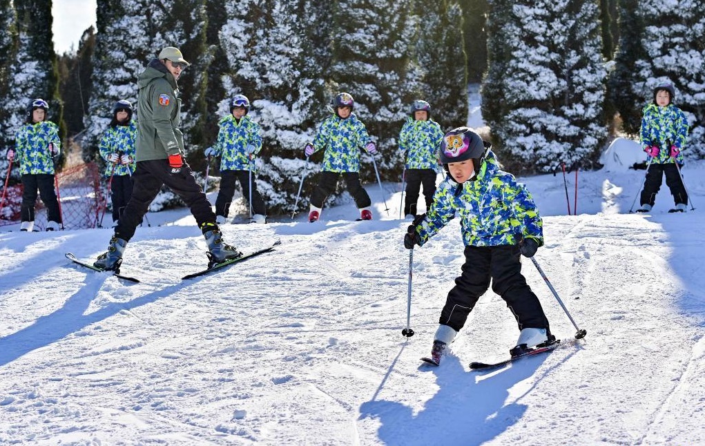 Personas disfrutan de deporte de invierno al aire libre en China