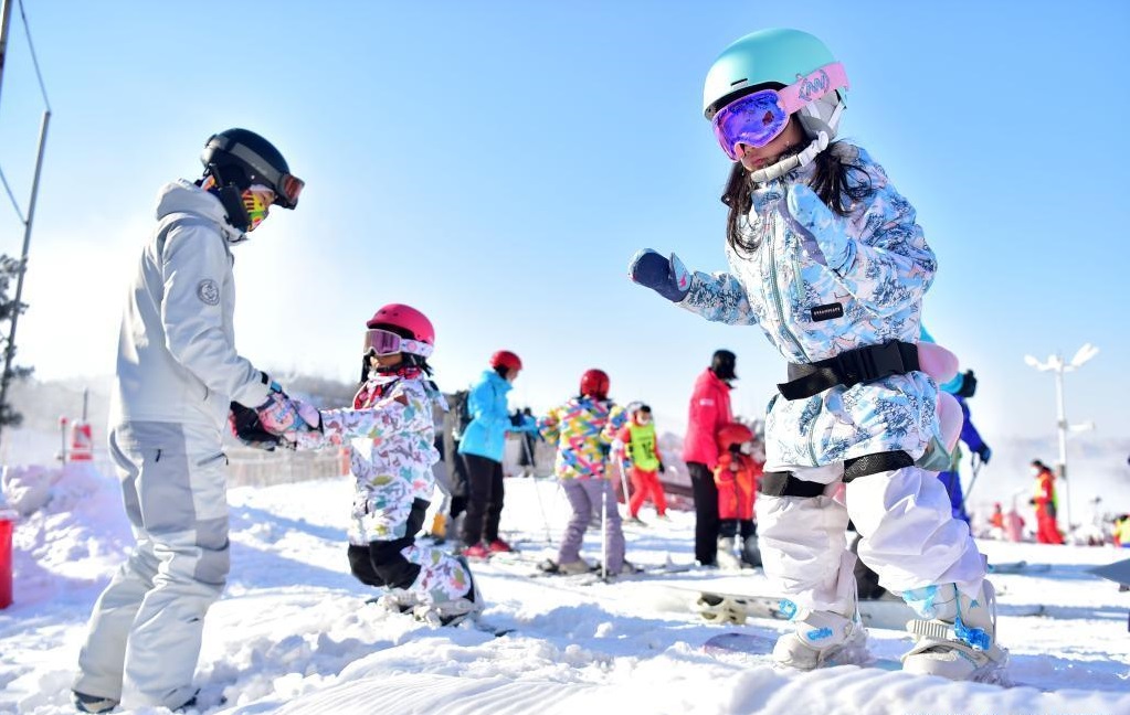 Personas disfrutan de deporte de invierno al aire libre en China