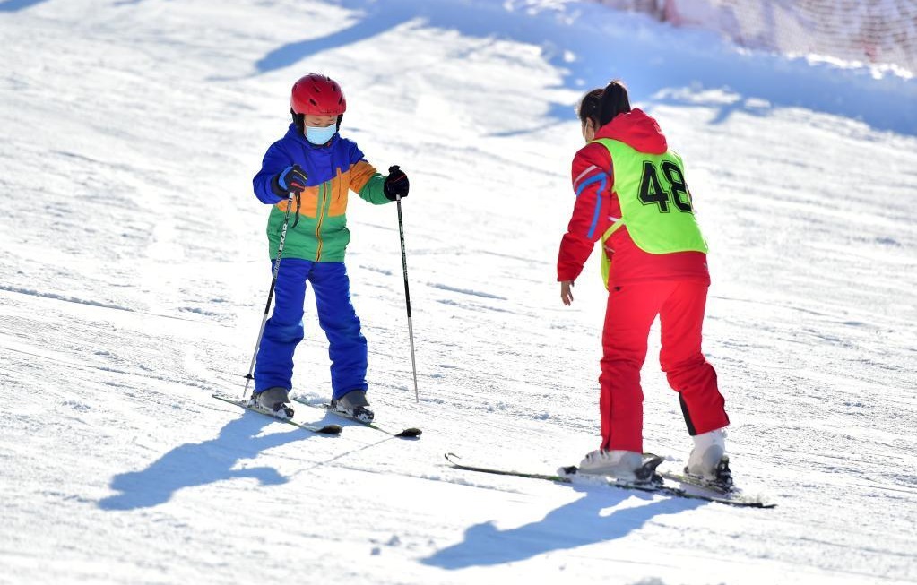 Personas disfrutan de deporte de invierno al aire libre en China