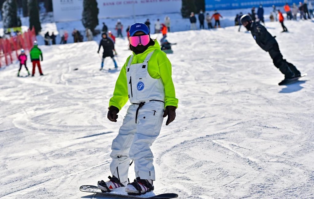 Personas disfrutan de deporte de invierno al aire libre en China