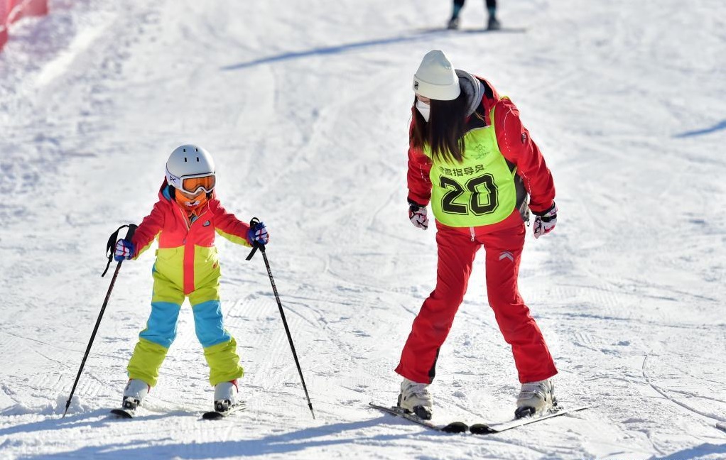 Personas disfrutan de deporte de invierno al aire libre en China