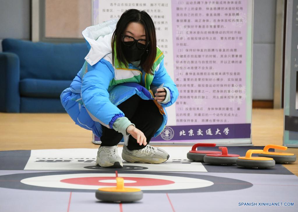 Voluntarios para Juegos Olímpicos y Paralímpicos de Invierno de Beijing 2022 participan en sesión de entrenamiento