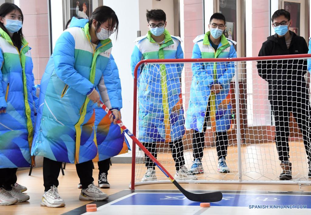 Voluntarios para Juegos Olímpicos y Paralímpicos de Invierno de Beijing 2022 participan en sesión de entrenamiento