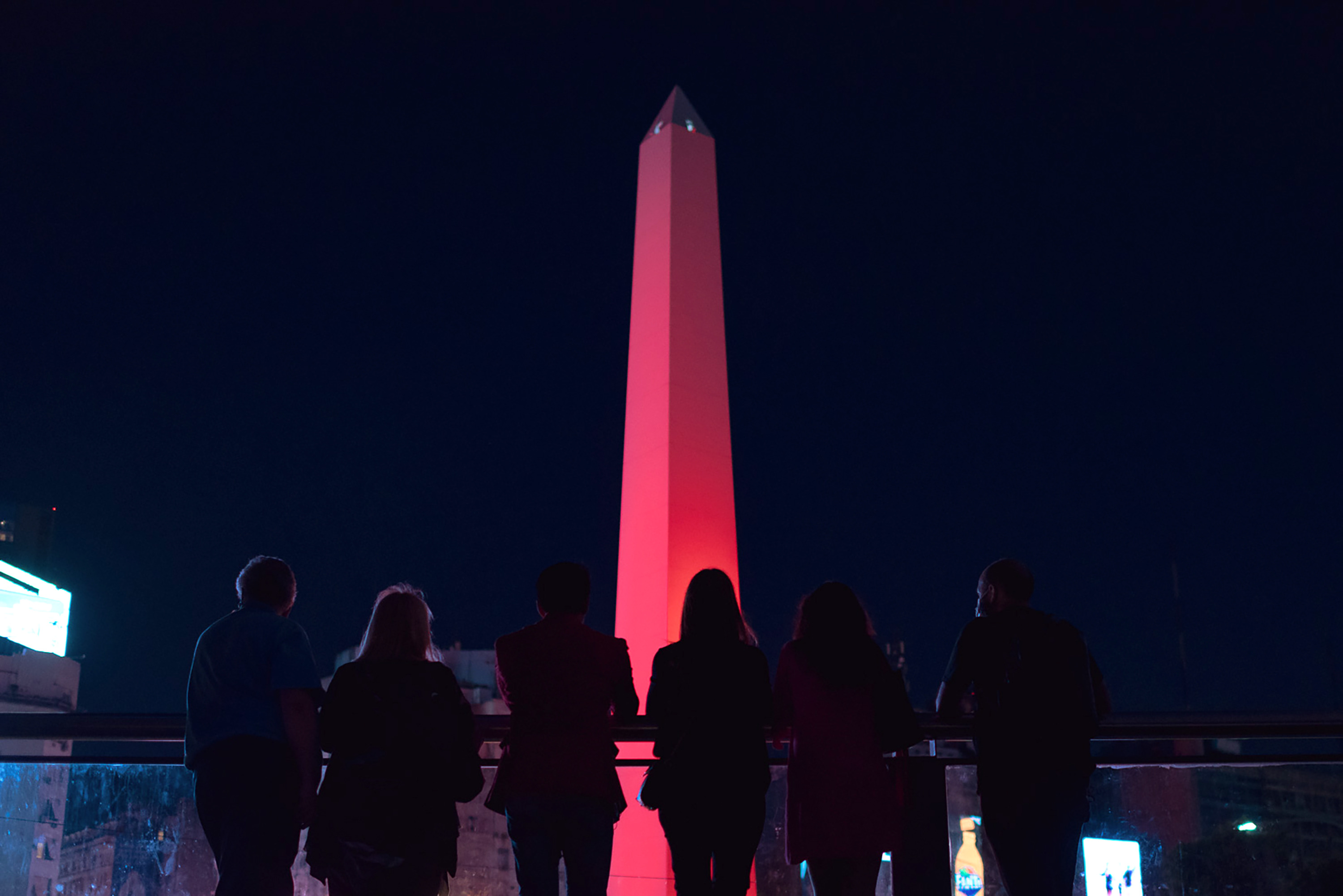 Argentina: Obelisco de Buenos Aires iluminado de rojo en el marco de la celebración del Año Nuevo Lunar chino