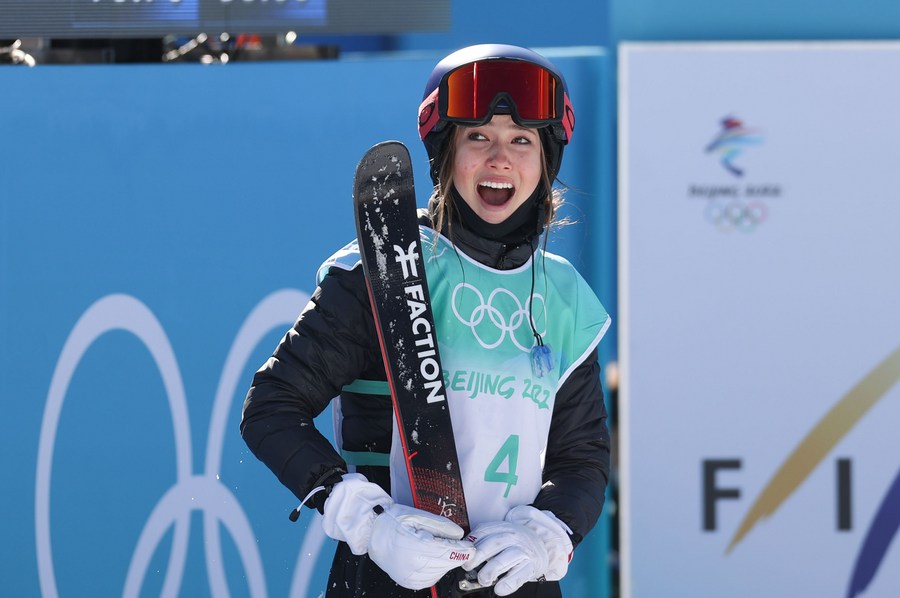 Atleta china Gu Ailing gana histórico oro en esquí acrobático big air femenino en Juegos Olímpicos de Invierno Beijing 2022