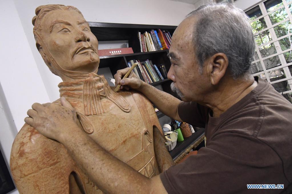 Un guerrero de terracota resguarda al Instituto Confucio de La Habana