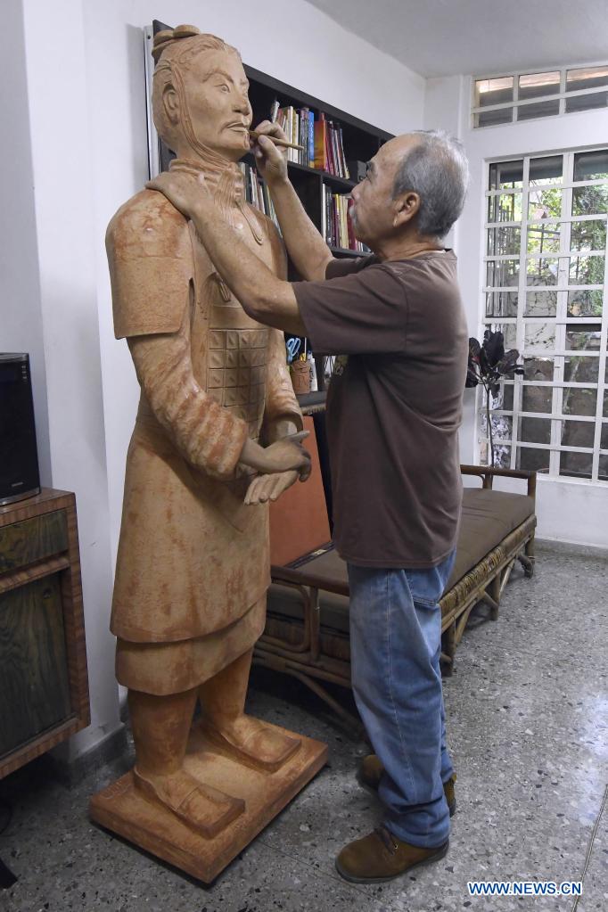 Un guerrero de terracota resguarda al Instituto Confucio de La Habana