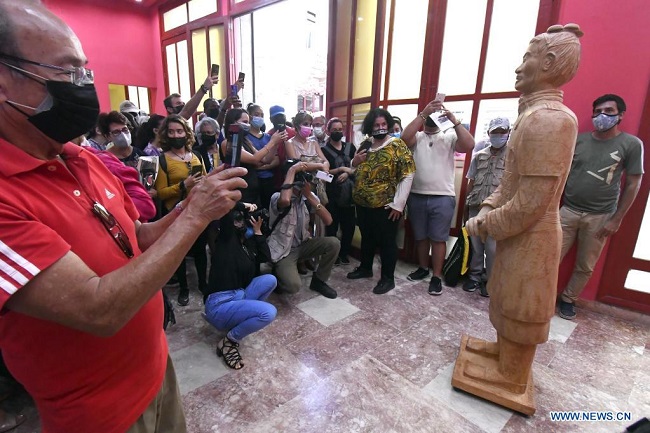 Un guerrero de terracota resguarda al Instituto Confucio de La Habana