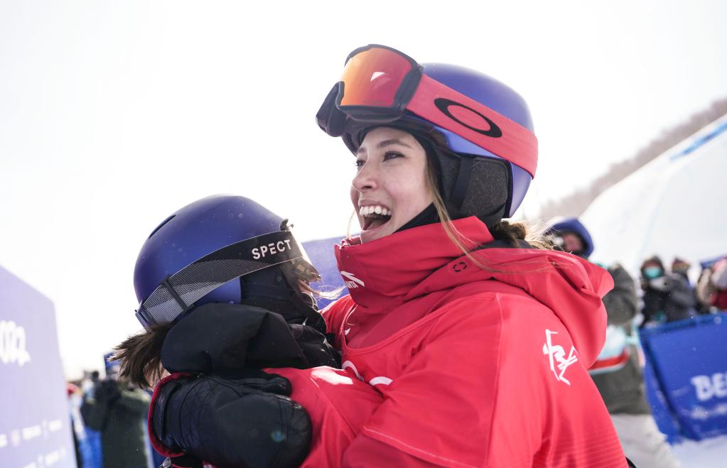 Esquiadora Suiza gana oro y la china Gu se queda con plata de esquí acrobático slopestyle femenino en Beijing 2022