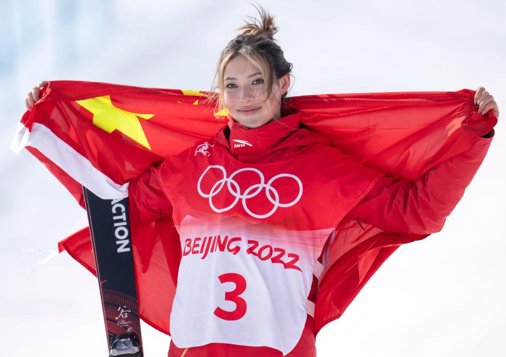 Esquiadora Suiza gana oro y la china Gu se queda con plata de esquí acrobático slopestyle femenino en Beijing 2022